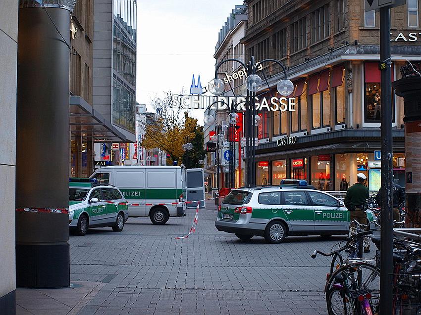 Herrenlose Einkaufstuete gesprengt Koeln Schildergasse P310.JPG